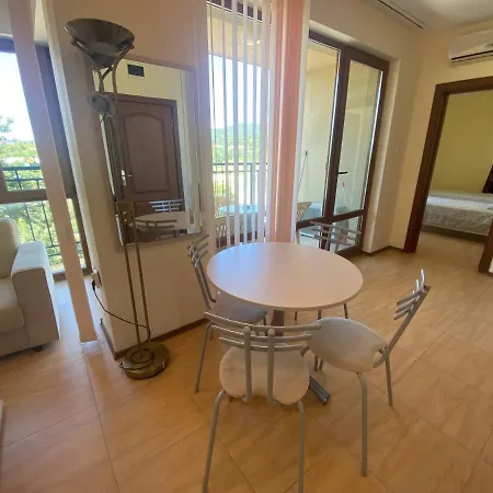 Amadeus 1 - 13b Large Two Bedroom דירה
