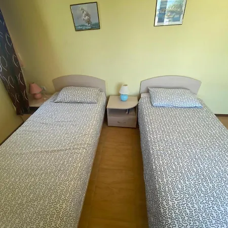 Amadeus 1 - 13b Large Two Bedroom דירה