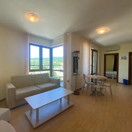 Amadeus 1 - 13b Large Two Bedroom דירה